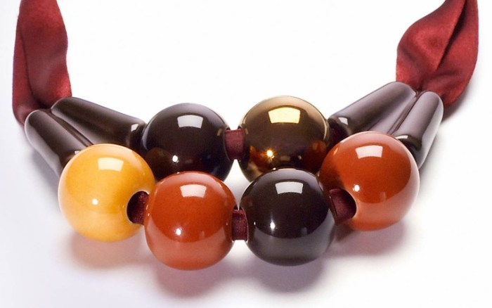 glazed ceramic beads. Marion Vidal